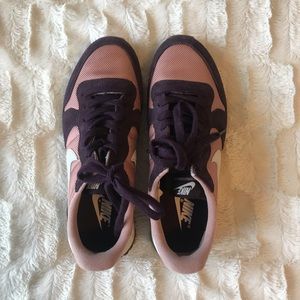 Nike Internationalist Burgundy Women’s Shoe